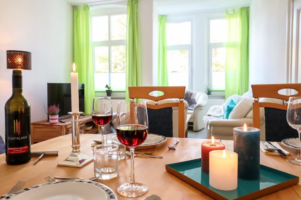 TV and multimedia, Living room, Food and drinks, Seating area, Dining area, Food, Drinks, Alcoholic drinks