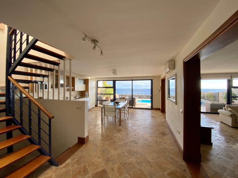 Seating area, Dining area, kitchen