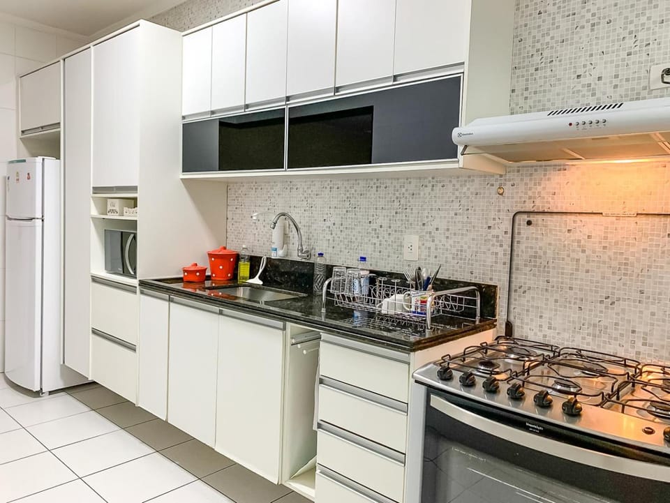 Coffee/tea facilities, Kitchen or kitchenette, minibar, oven, stove