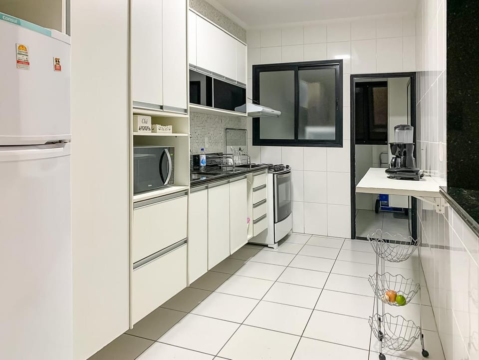 Kitchen or kitchenette, minibar, oven, stove