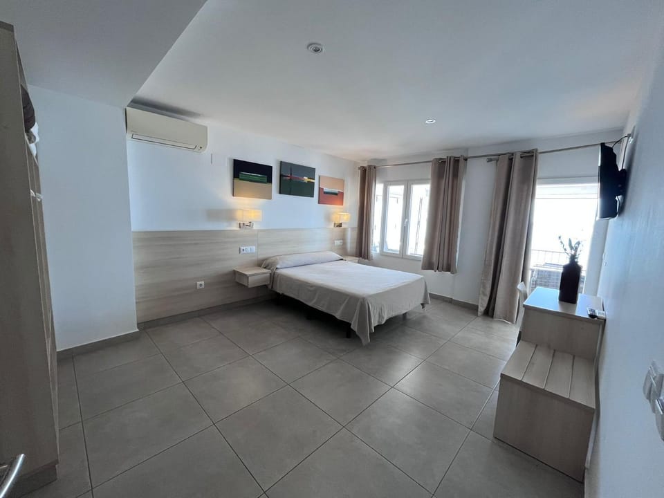 Bed, TV and multimedia, Photo of the whole room, Bedroom