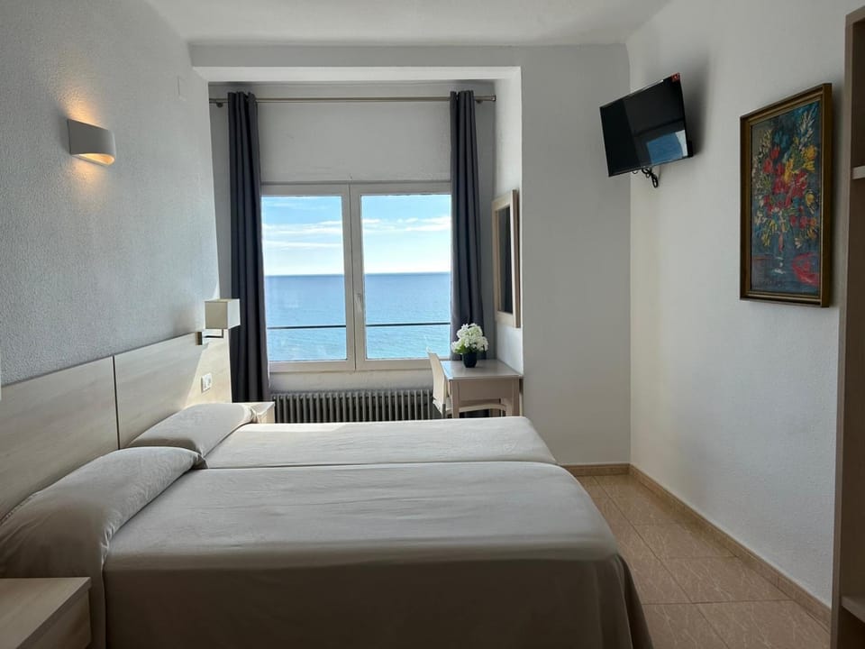 Bed, TV and multimedia, Photo of the whole room, Sea view