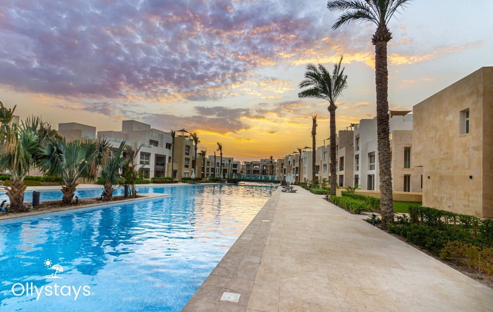 Property building, Pool view, Swimming pool, Sunrise, Sunset, sunbed