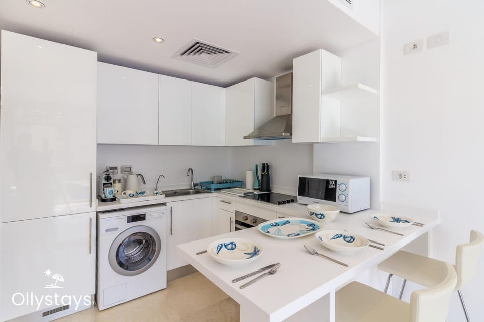 Coffee/tea facilities, Kitchen or kitchenette, Seating area, Dining area, stove