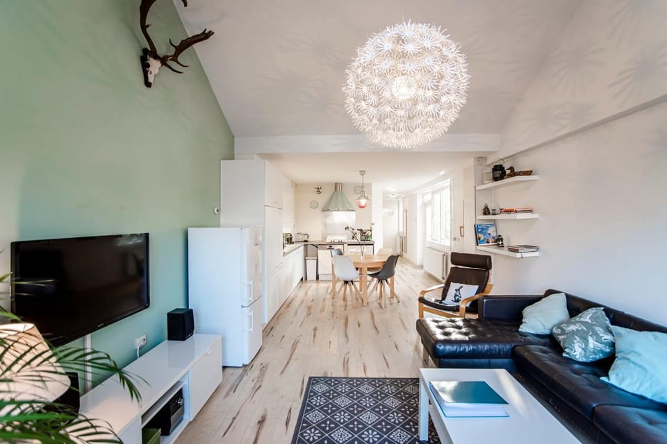 Kitchen or kitchenette, Living room, Seating area, Dining area