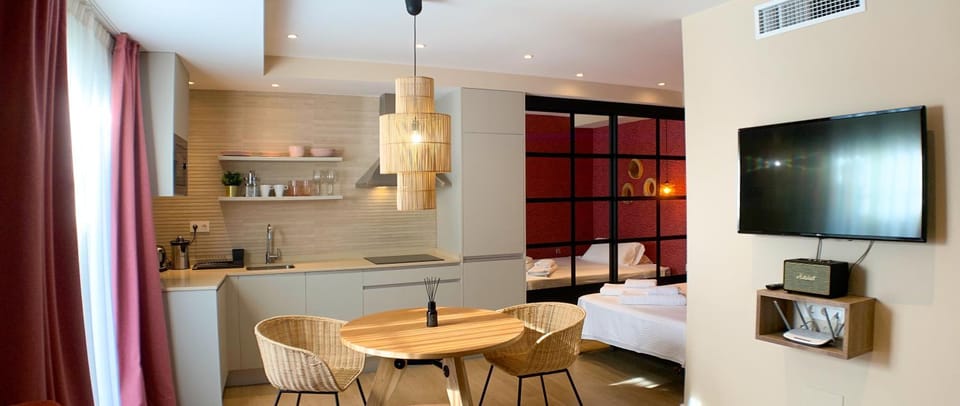 Bed, Kitchen or kitchenette, Dining area, Bedroom