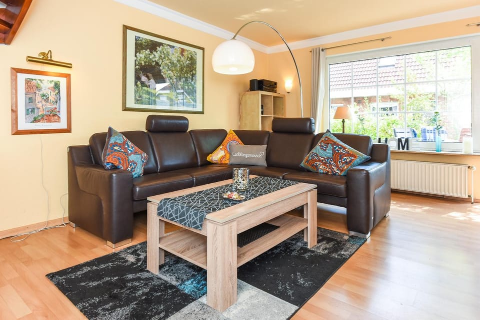 TV and multimedia, Living room, Seating area, Garden view, Family