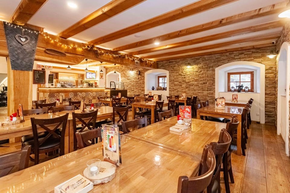 Restaurant/places to eat, Lounge or bar