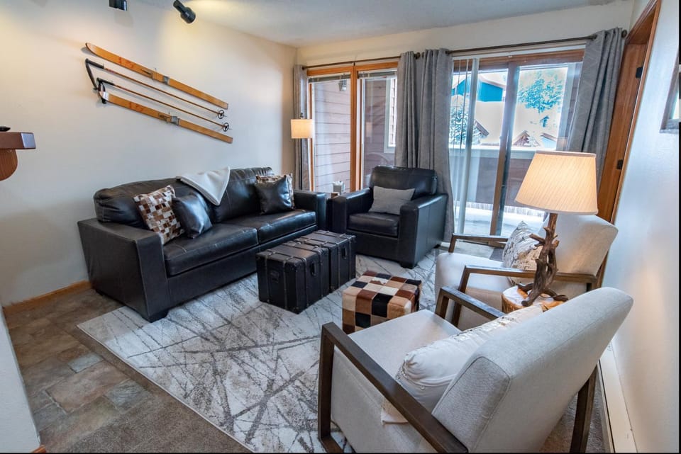 Ski Hill Off Piste Condo: Downtown Breckenridge Apartment in Breckenridge