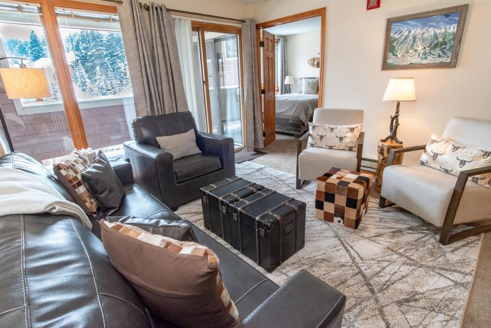 Ski Hill Off Piste Condo: Downtown Breckenridge Apartment in Breckenridge