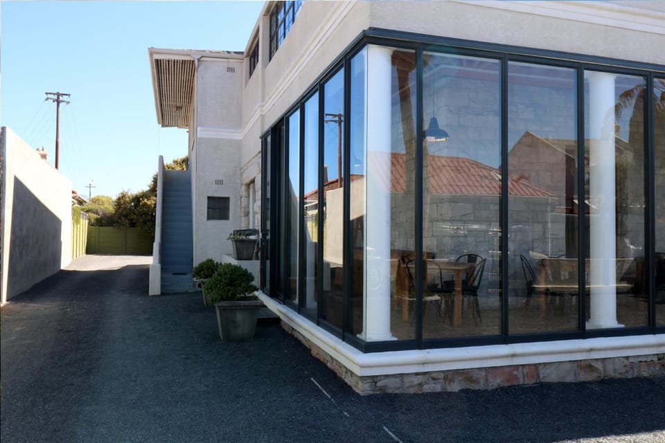 Facade/entrance, Breakfast