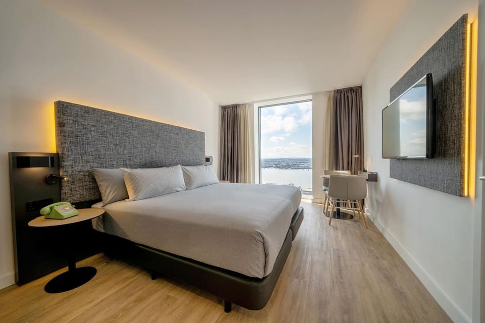 Bed, TV and multimedia, View (from property/room), Bedroom, Sea view