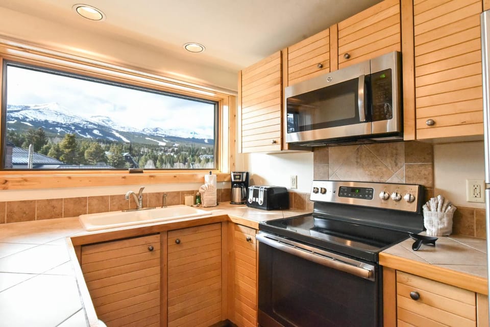 Village Peak 9 Sundown Run Condo: Ski In/Out Apartment in Breckenridge