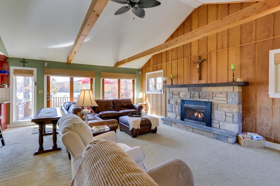 Ski, Swim & Relax: Waterfront Haven on Pines Lake! House in Coolbaugh Township