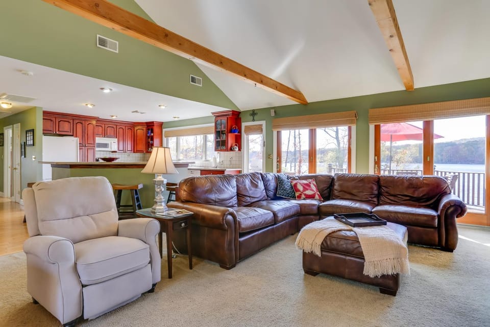 Ski, Swim & Relax: Waterfront Haven on Pines Lake! House in Coolbaugh Township