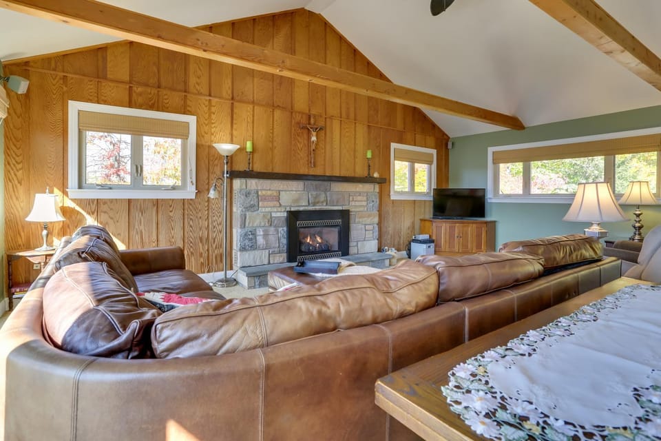 Ski, Swim & Relax: Waterfront Haven on Pines Lake! House in Coolbaugh Township