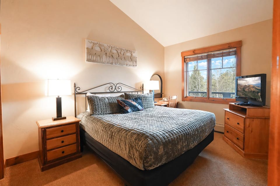 Mountain Thunder Snowfall Condo: Ski In, Resort Amenities Apartment in Breckenridge