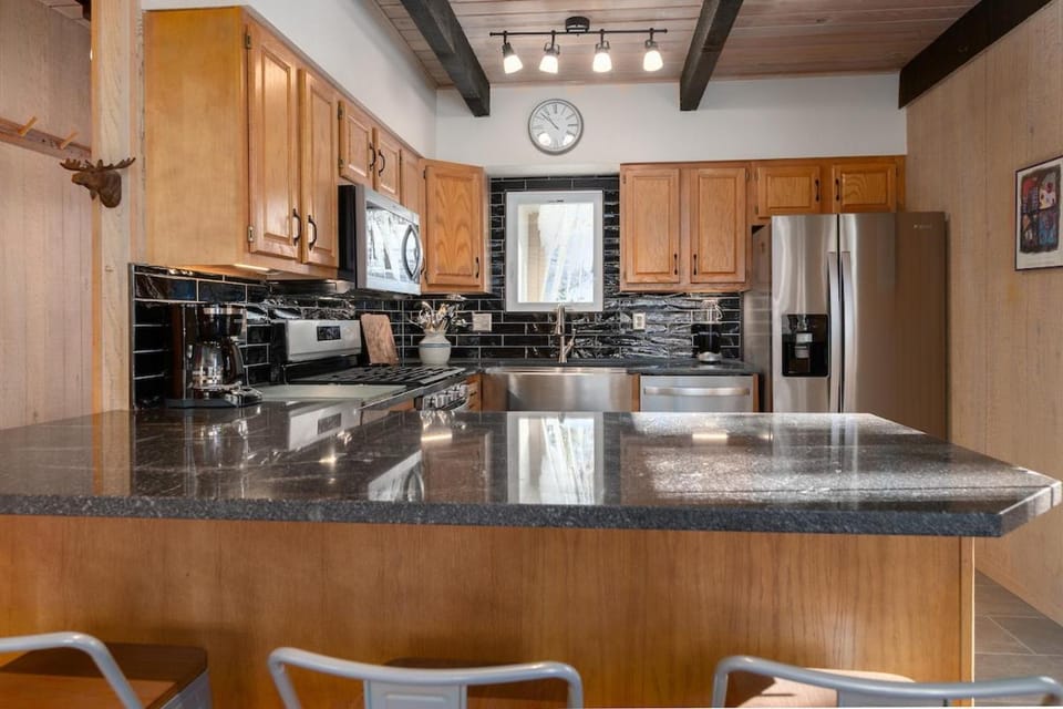 Blue River Pines Home: Peaceful, Hot Tub, Views House in Blue River