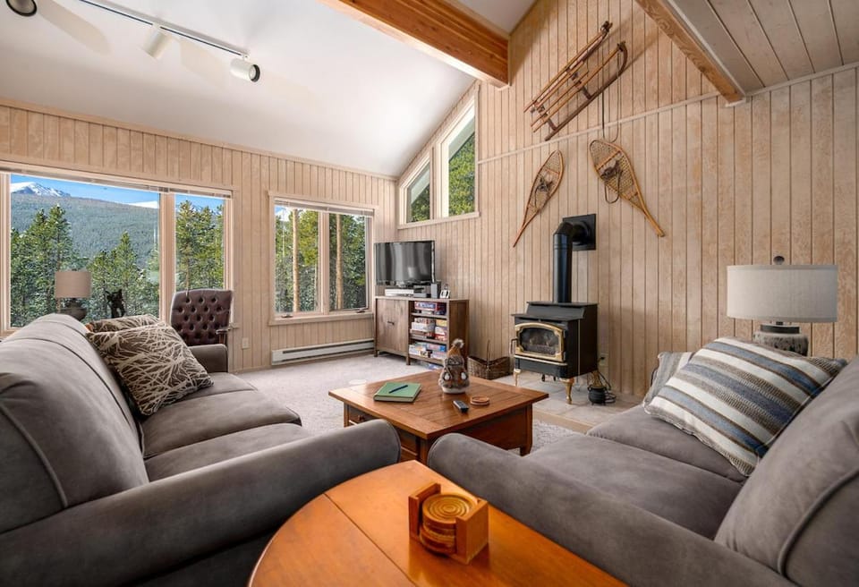 Blue River Pines Home: Peaceful, Hot Tub, Views House in Blue River