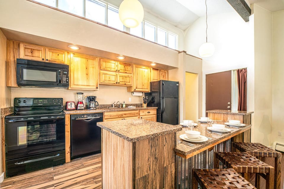 Gold Camp Silver Strike Condo: On Shuttle Route Apartment in Breckenridge