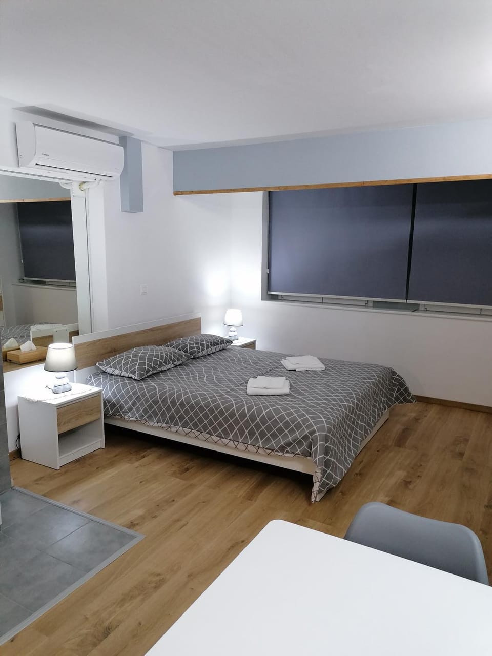 Bed, Photo of the whole room, towels, air conditioner