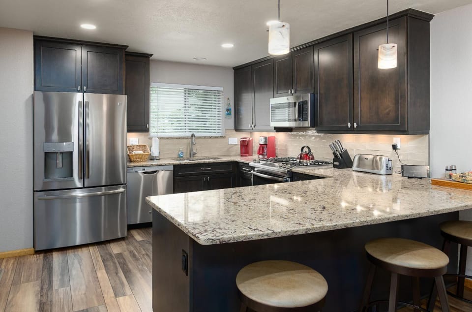 Blue Granite Off Main Townhome: Updated, Great Location Apartment in Frisco
