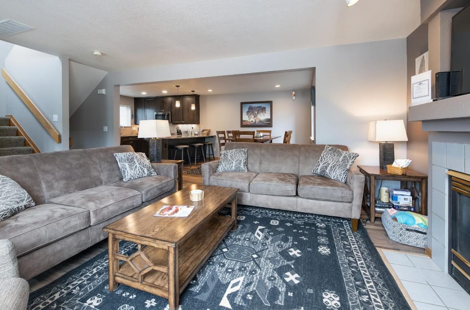 Blue Granite Off Main Townhome: Updated, Great Location Apartment in Frisco