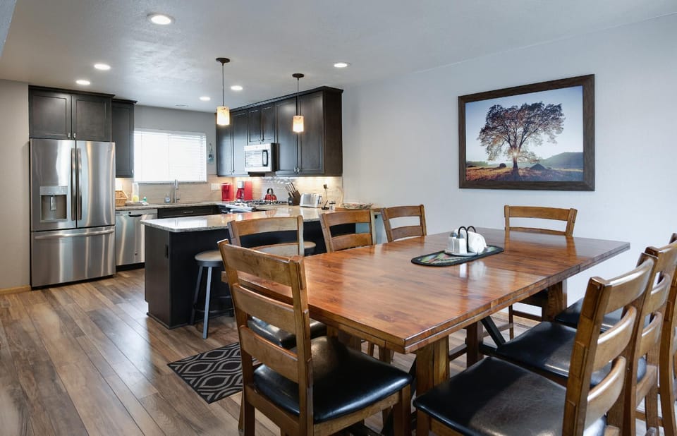 Blue Granite Off Main Townhome: Updated, Great Location Apartment in Frisco