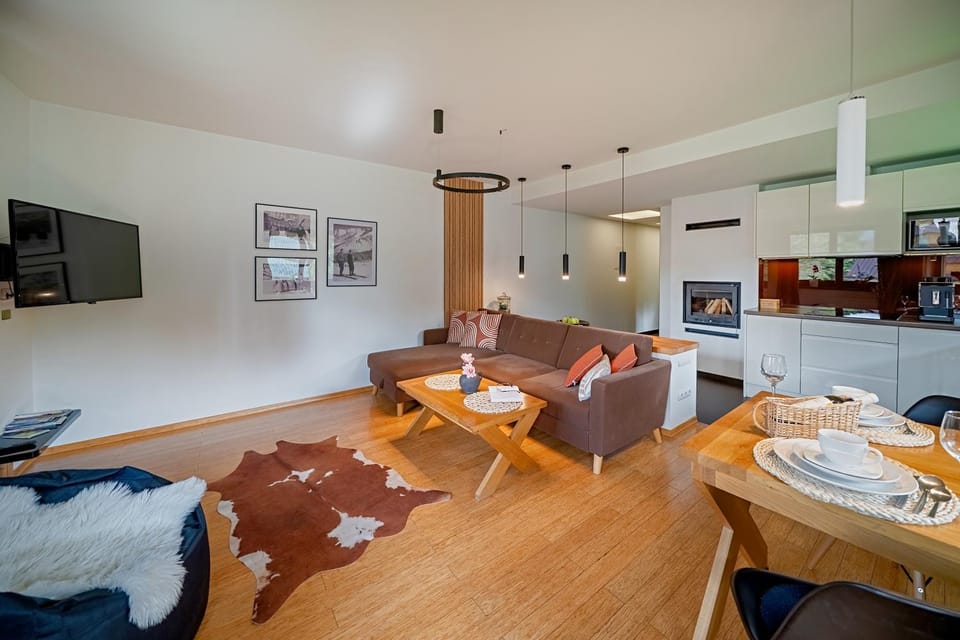Kitchen or kitchenette, Living room, Seating area, Dining area, kitchen