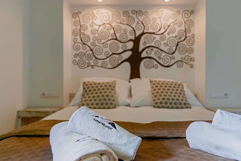 Bedroom, towels