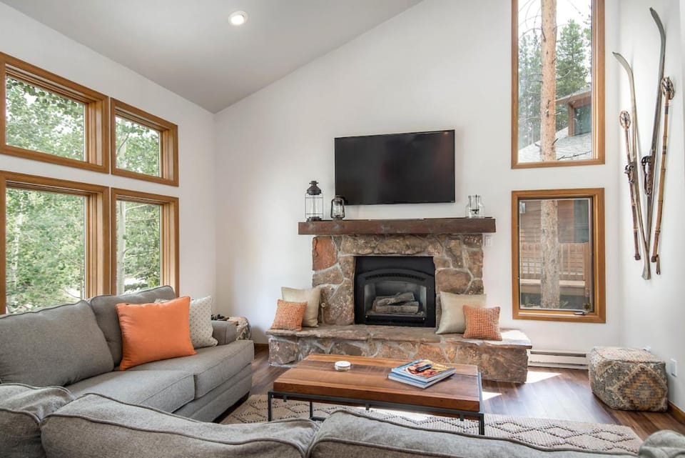 Summit Haven Home: Hot Tub, Stylish New Remodel House in Breckenridge