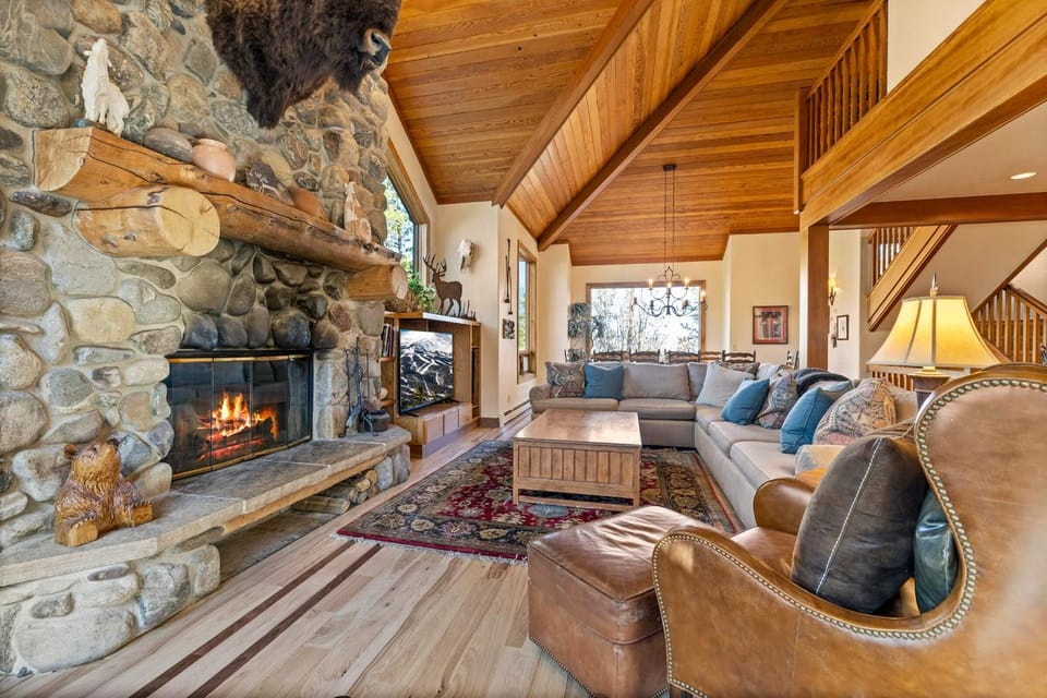 Boulder Ridge Lodge: Huge Ski-In Home w/ 20 Beds House in Breckenridge