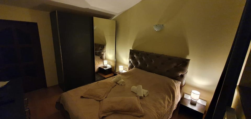 Bed, Seating area, Bedroom, Mountain view