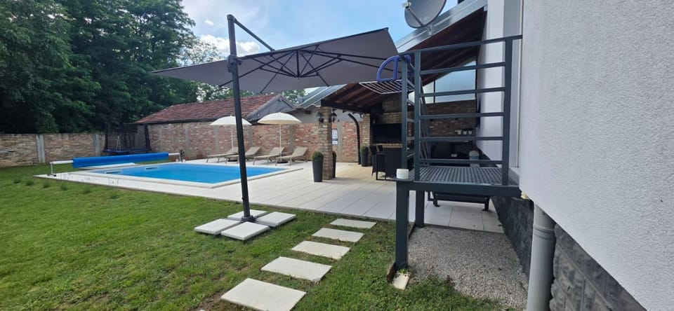 Patio, Day, Garden, Garden view, Pool view, Swimming pool, sunbed