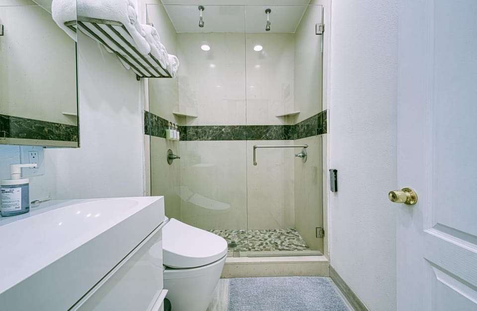 Stylish Modern Home, AC, Parking & Near FWYs Apartment in Santa Ana