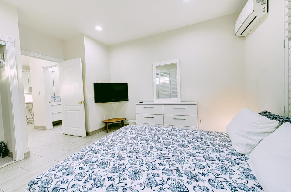 Stylish Modern Home, AC, Parking & Near FWYs Apartment in Santa Ana