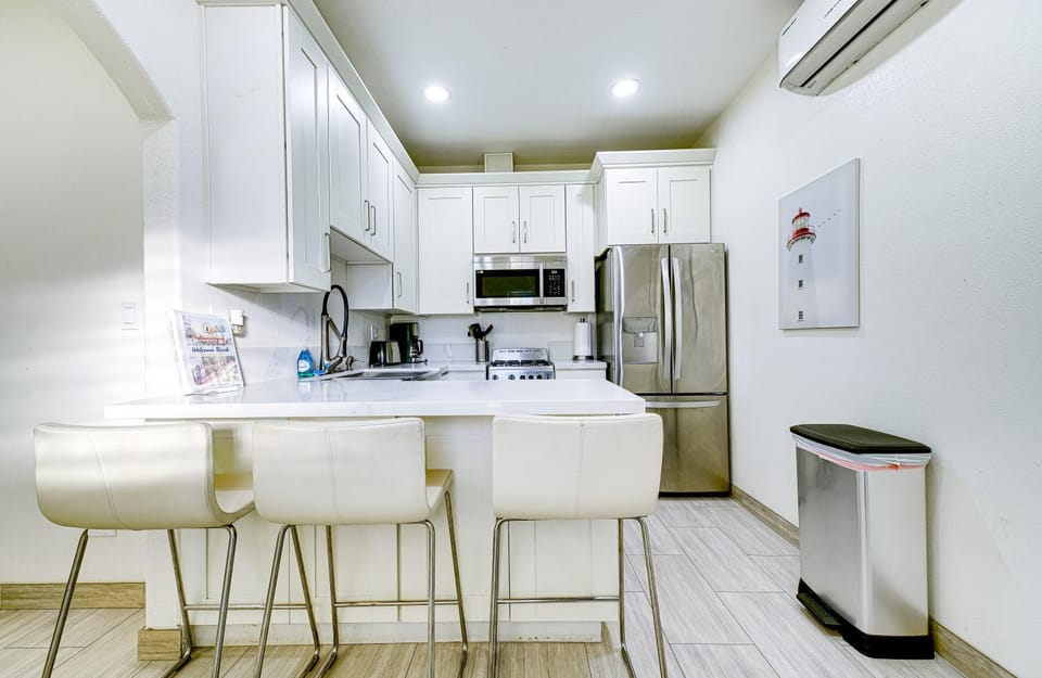 Stylish Modern Home, AC, Parking & Near FWYs Apartment in Santa Ana