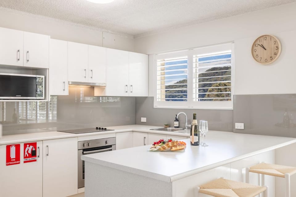 Shoal Court 4, 7 Lillian St - water views , linen, bed making Apartment in Shoal Bay
