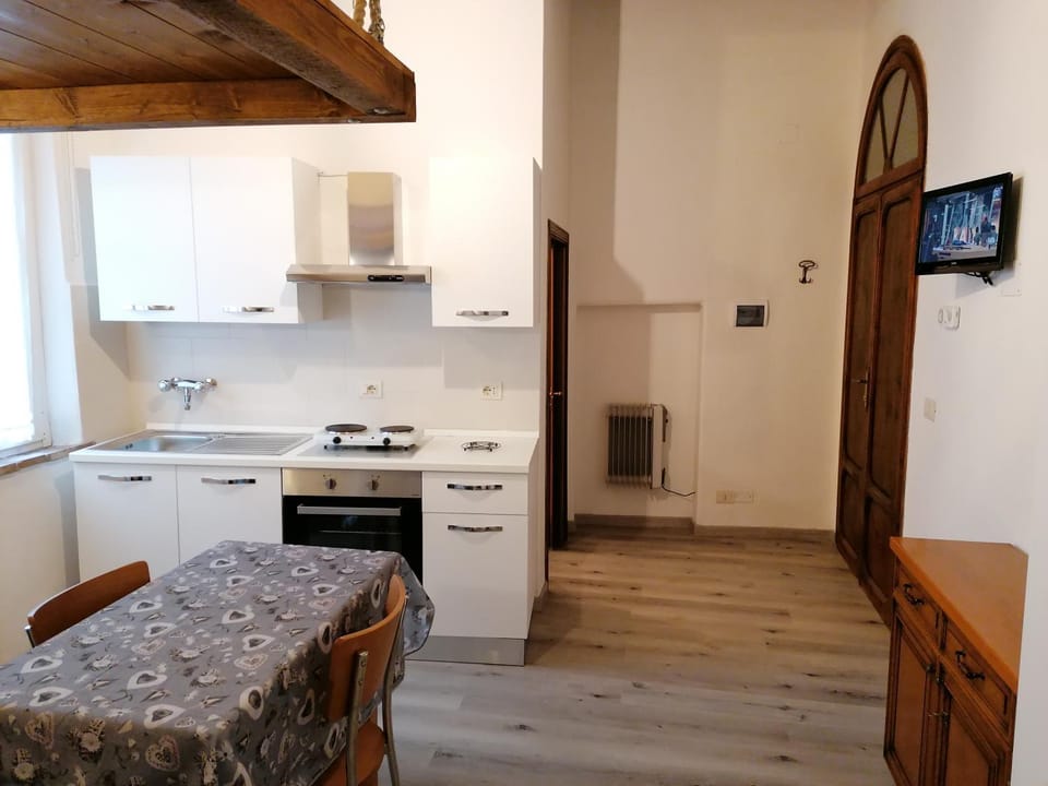 Kitchen or kitchenette, Dining area