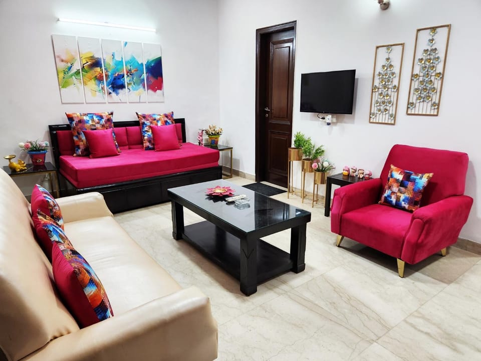 TV and multimedia, Living room, Seating area, Evening entertainment