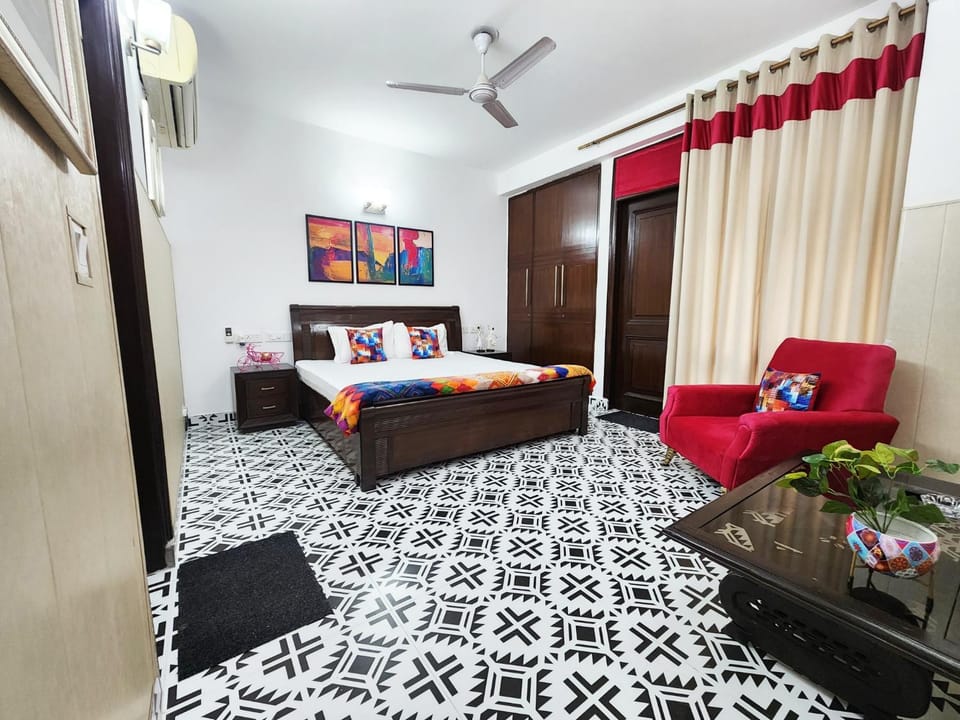 Bed, TV and multimedia, Photo of the whole room, Seating area, Bedroom
