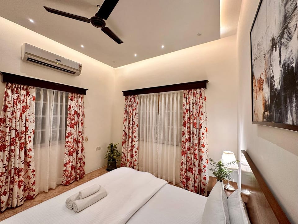 Photo of the whole room, Bedroom, towels