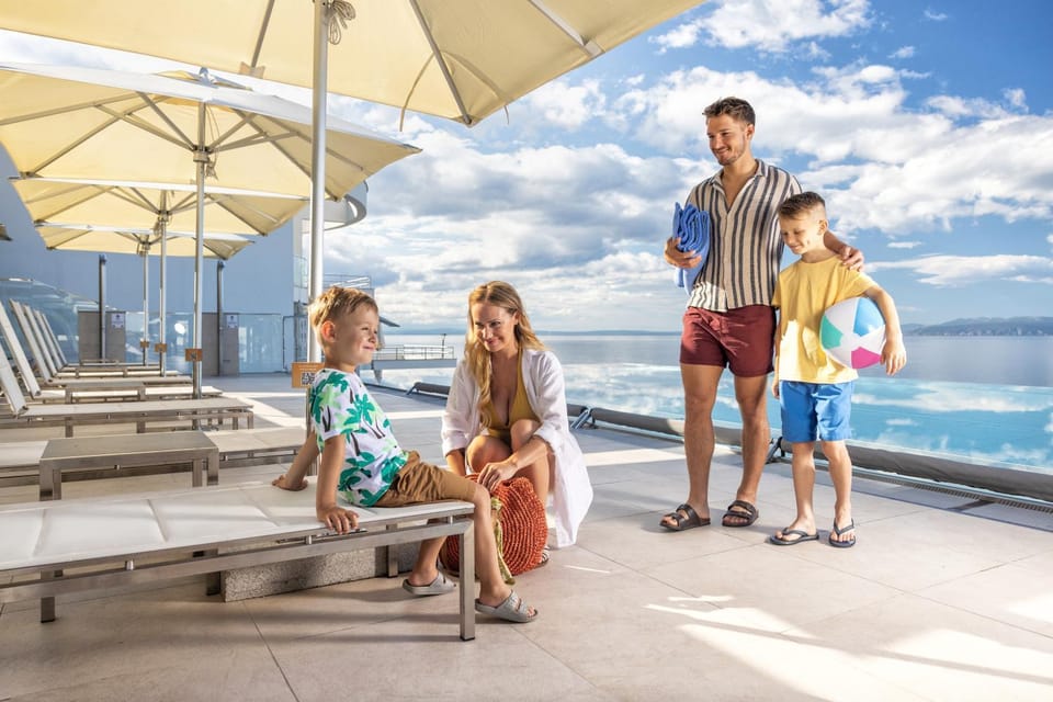 Day, People, Pool view, Swimming pool, children, group of guests, Family, sunbed