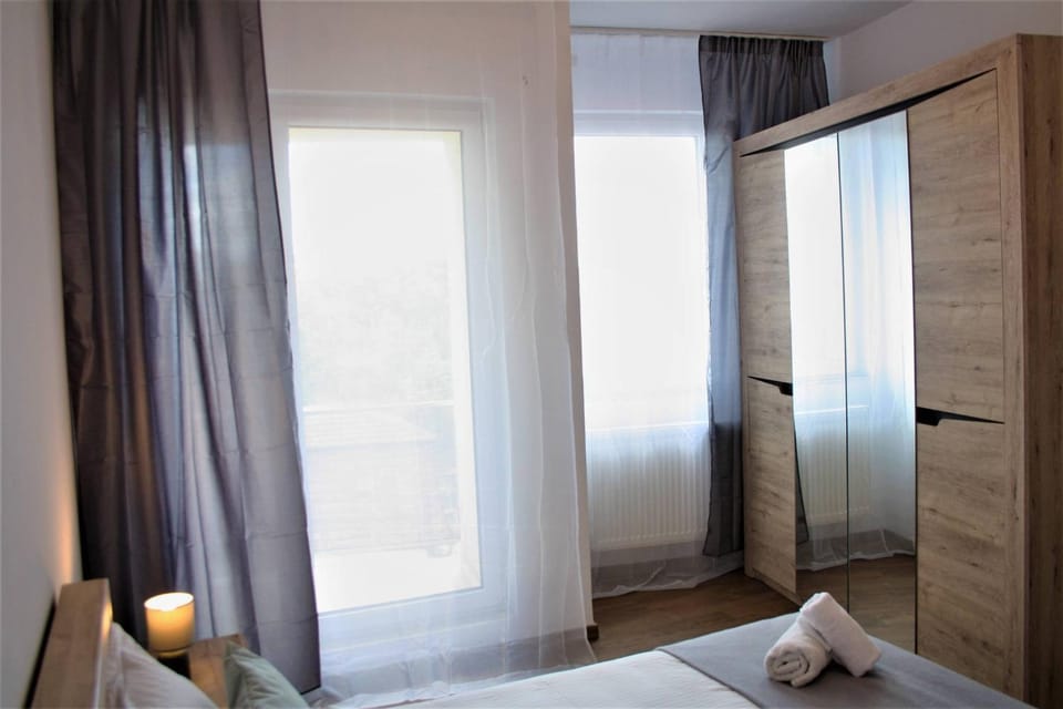 Photo of the whole room, Bedroom, towels