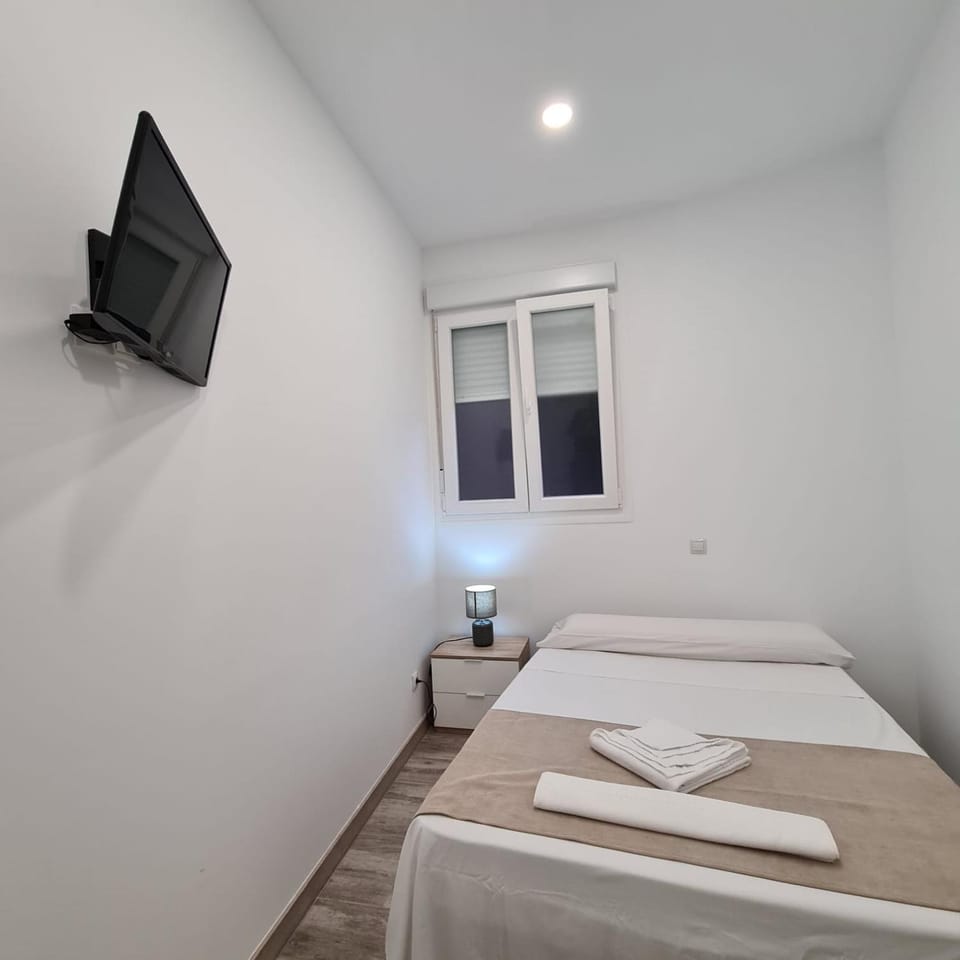 Bed, TV and multimedia, Photo of the whole room, Bedroom