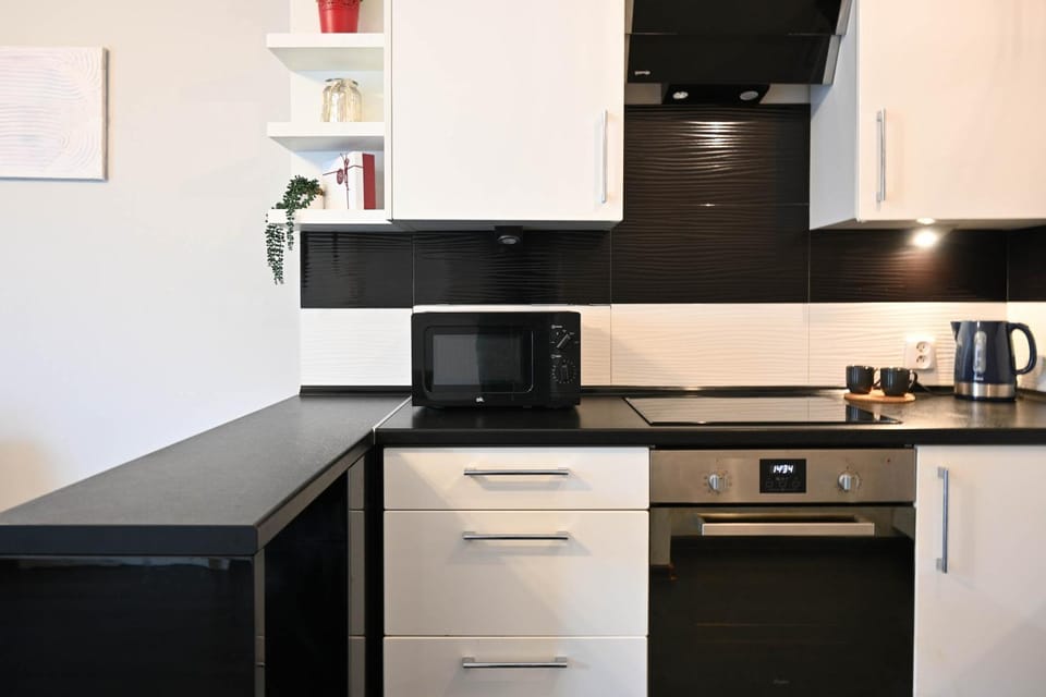 Coffee/tea facilities, Kitchen or kitchenette, microwave, oven, pet friendly, stove, kitchen