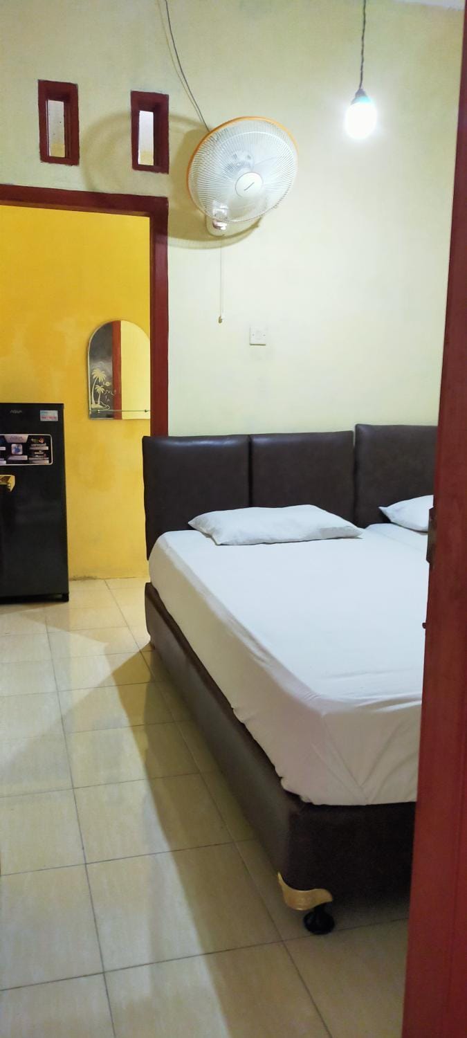 Staff, Bed, People, Massage, Other, Photo of the whole room, Bedroom, Text overlay, Guests, older children, group of guests, Family, fireplace, pet friendly, room service, room service, towels, wedding