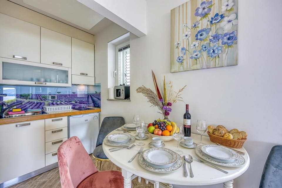 Kitchen or kitchenette, Kitchen or kitchenette