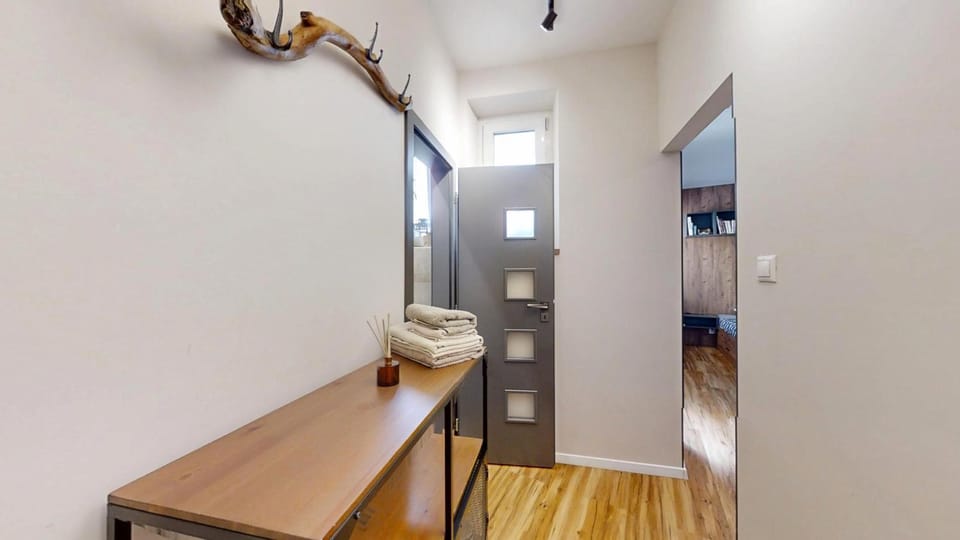 Facade/entrance, wardrobe