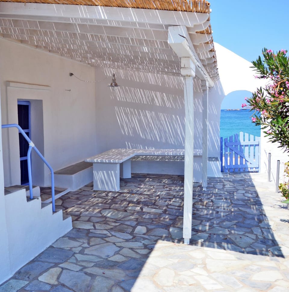 Property building, Balcony/Terrace, Seating area, Sea view